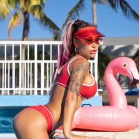 Monika Foqsy karmir bikiniov loghum e vardaguyn flamingoyov
