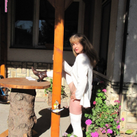 Sexy cougar Doris Dawn showing her body in the backyard