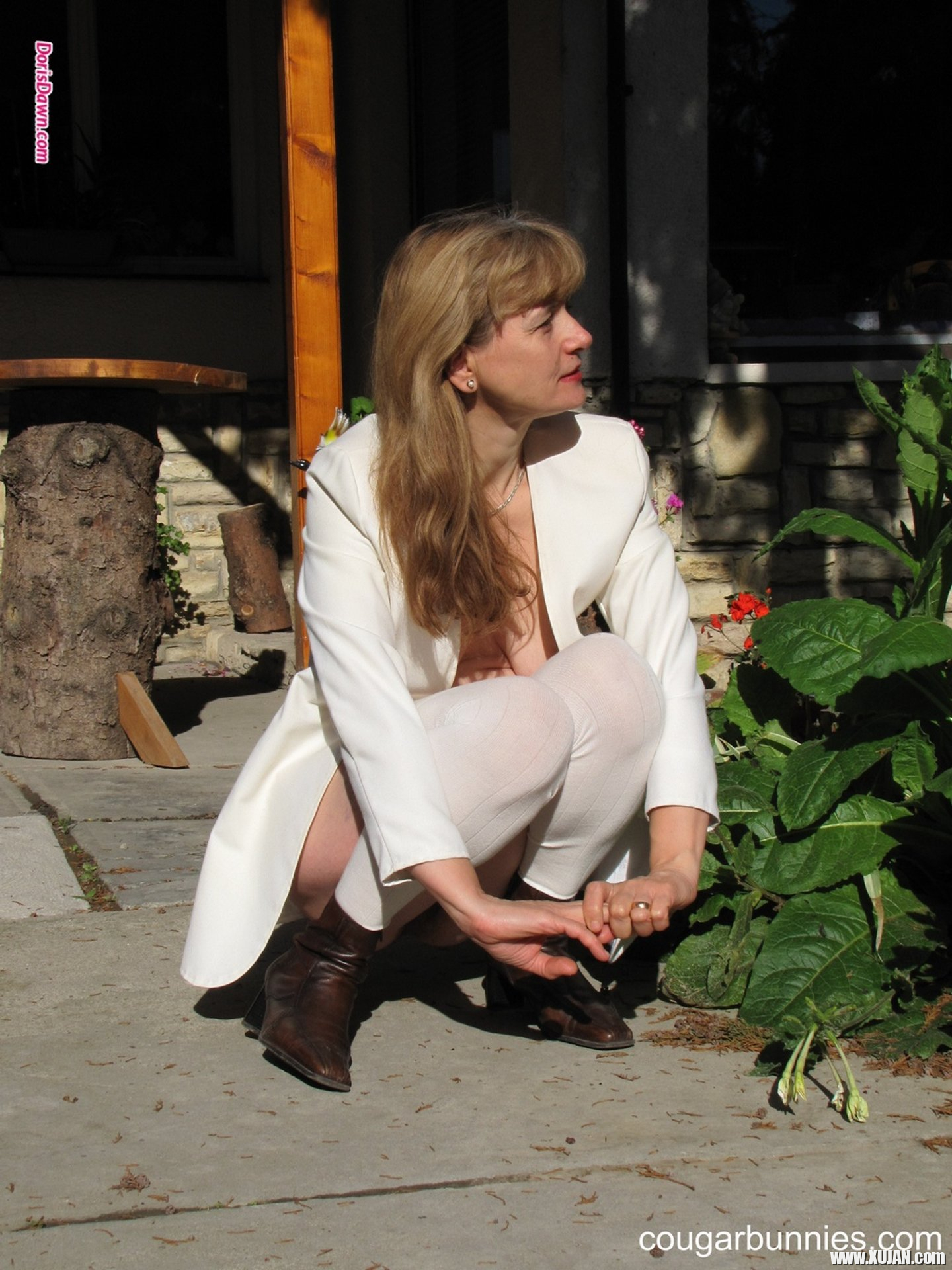 Sexy cougar Doris Dawn showing her body in the backyard - Photo #3324071
