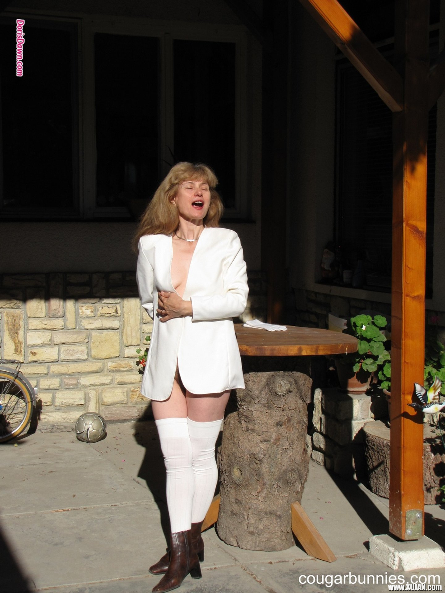 Sexy cougar Doris Dawn showing her body in the backyard - Photo #3324072