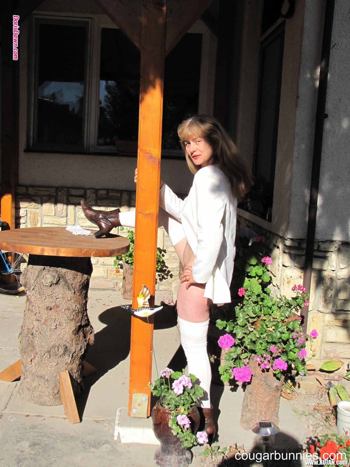 Sexy cougar Doris Dawn showing her body in the backyard - Photo #3324079