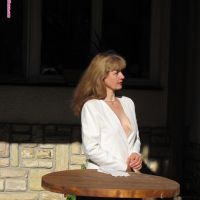 Sexy cougar Doris Dawn showing her body in the backyard