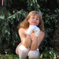 Sexy cougar Doris Dawn showing her body in the backyard