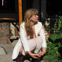 Sexy cougar Doris Dawn showing her body in the backyard