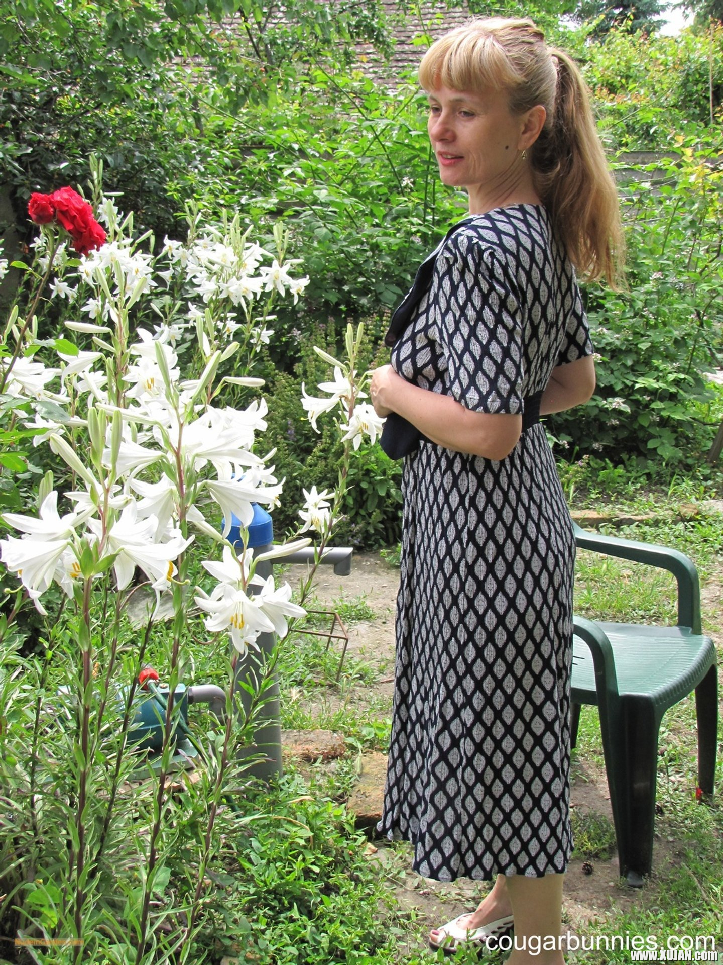 Stunning mature girl Doris Dawn unveils her nice figure outdoors - Photo #3324138