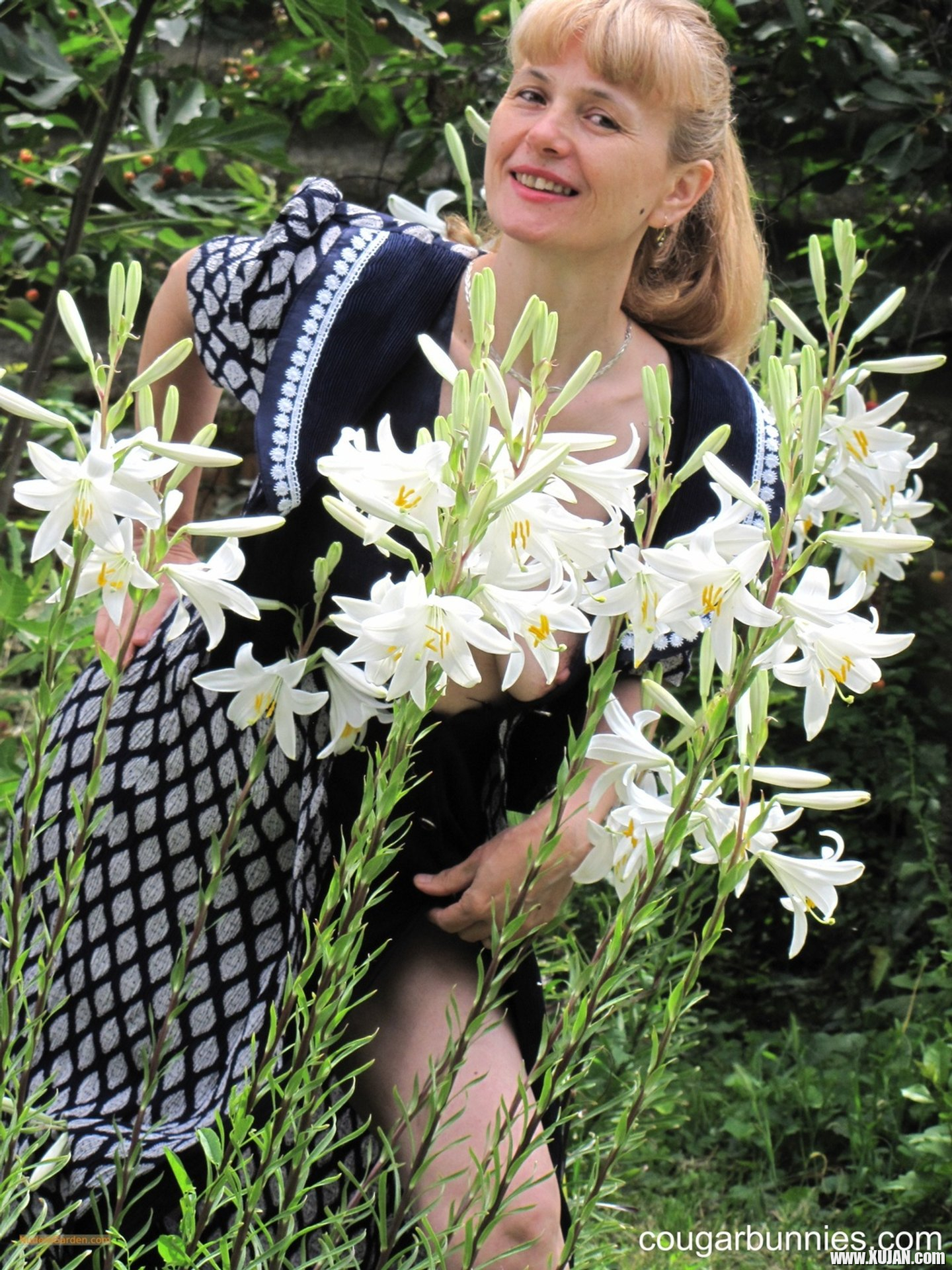 Stunning mature girl Doris Dawn unveils her nice figure outdoors - Photo #3324142