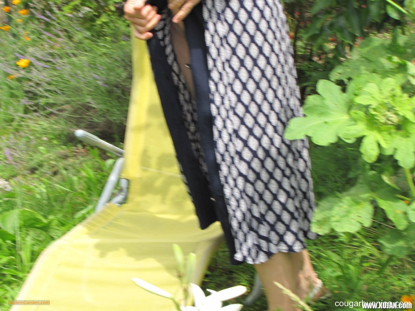 Stunning mature girl Doris Dawn unveils her nice figure outdoors - Photo #3324148