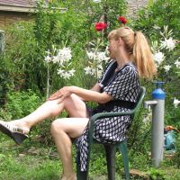 Stunning mature girl Doris Dawn unveils her nice figure outdoors