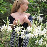 Stunning mature girl Doris Dawn unveils her nice figure outdoors