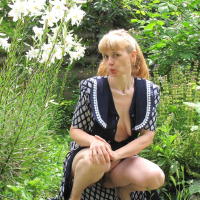 Stunning mature girl Doris Dawn unveils her nice figure outdoors
