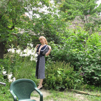 Stunning mature girl Doris Dawn unveils her nice figure outdoors