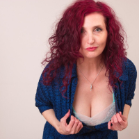Zinnia Blue reveals mature Body in sexy Lingerie