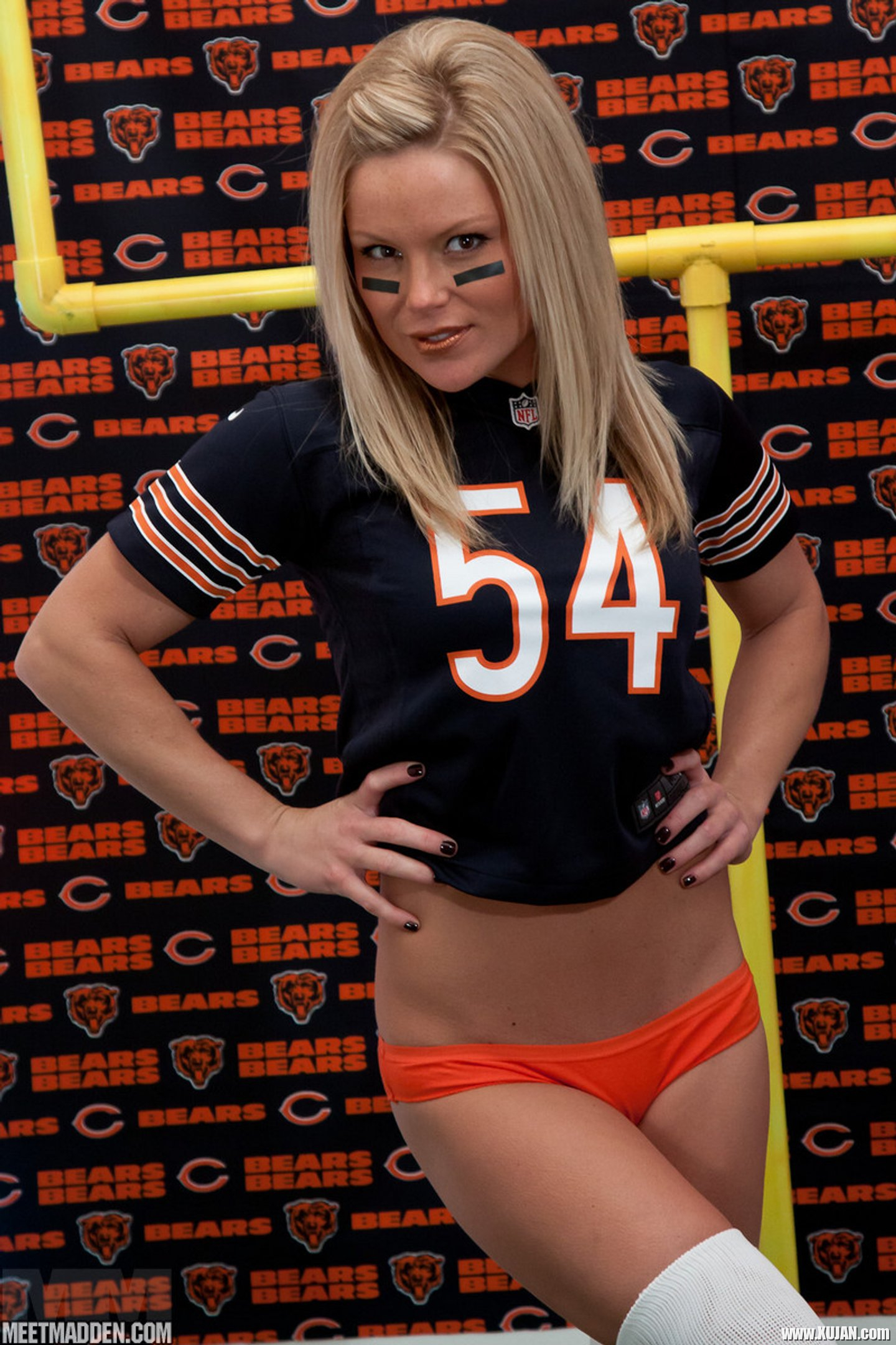 Meet Madden makes a pretty hot Quarterback - Photo #3327807