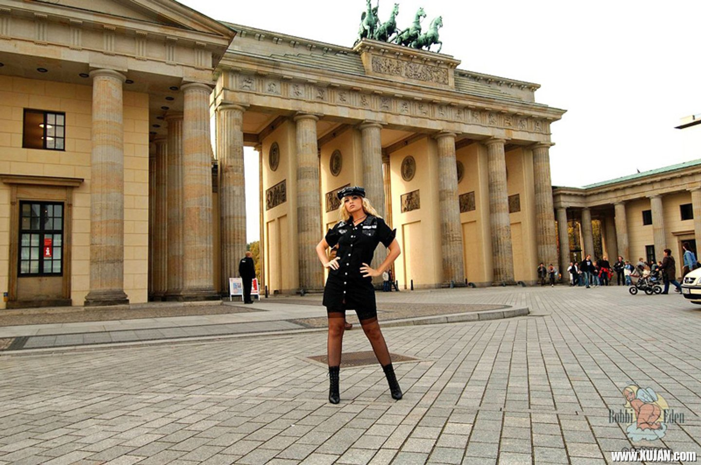 Hot blonde Bobbi Eden in a Police Uniform posing - Photo #3334100