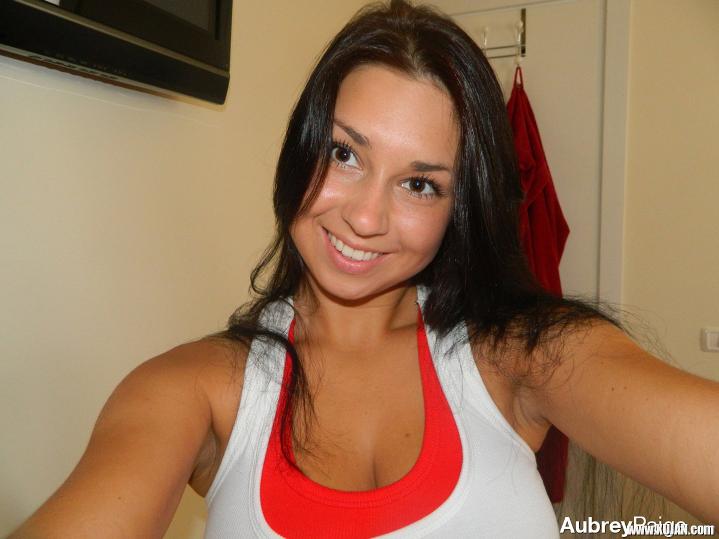 Busty Babe Aubrey Paige showing off her big Boobs - Photo #3335157