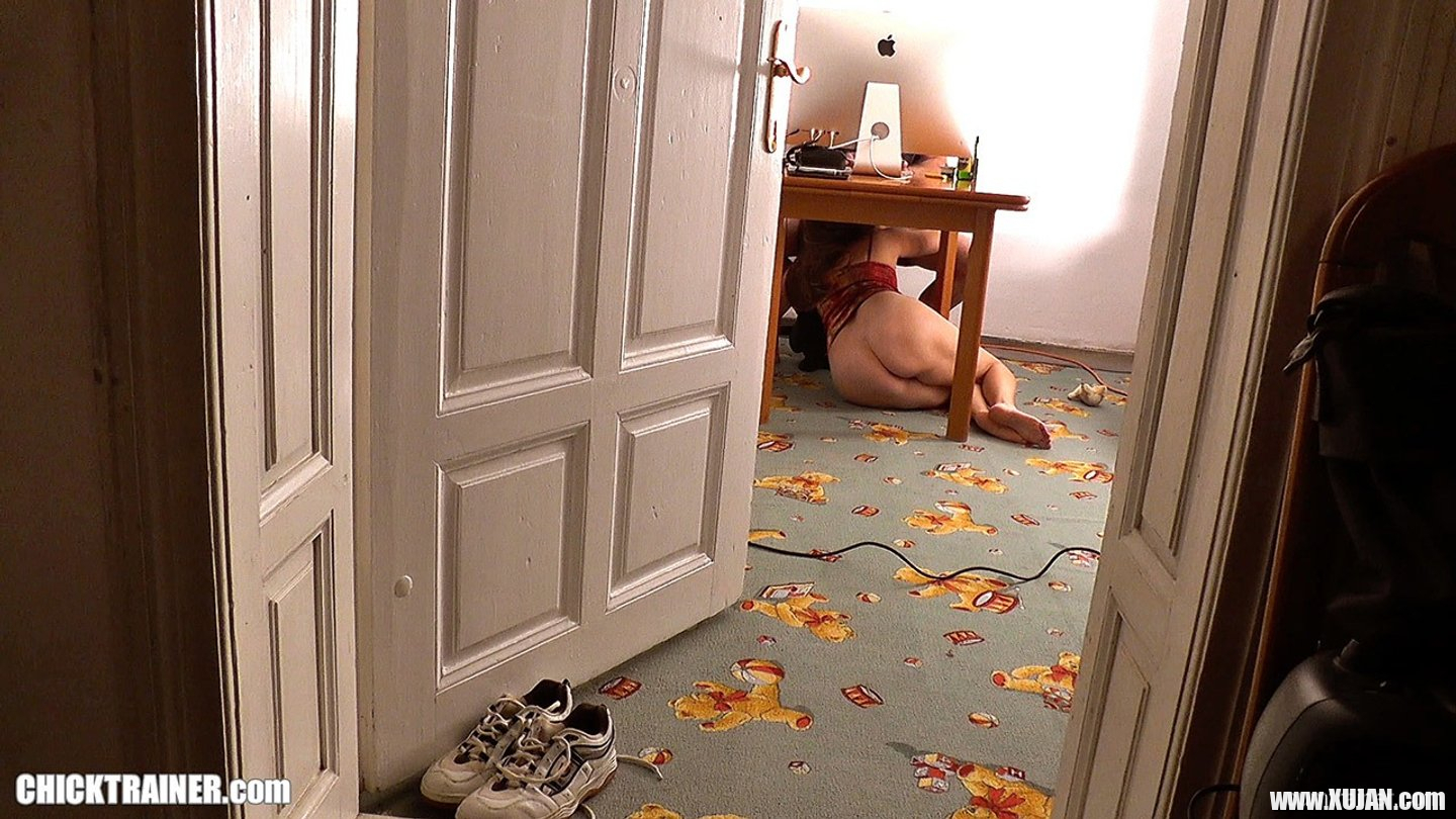 Britney Swallows kneels and blows a lucky Dude - Photo #3343463