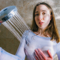 Round butt Melissa White takes a shower and sits on her favorite dildo