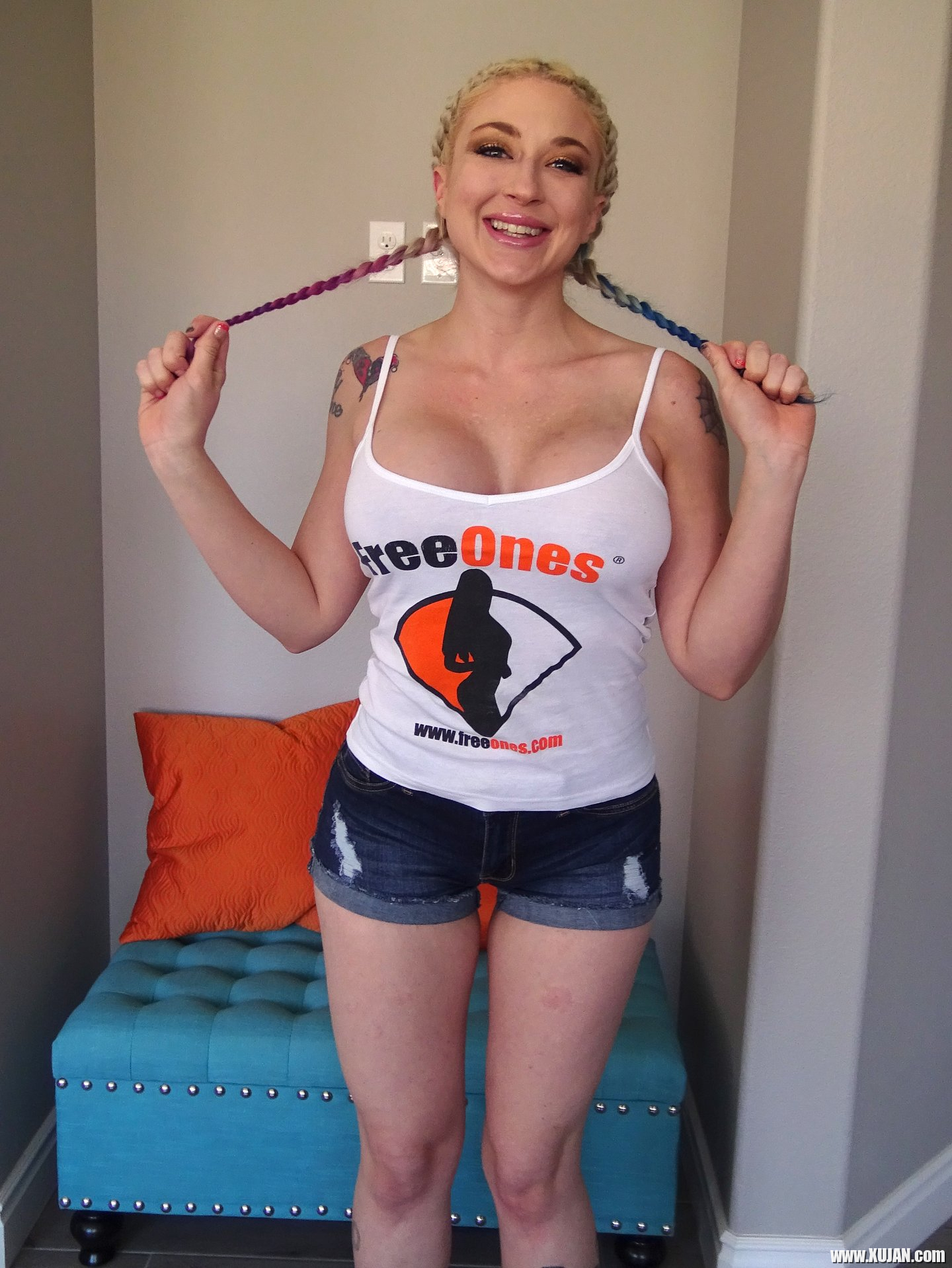 Busty Leya Falcon lifts her FreeOnes Top - Photo #3347182