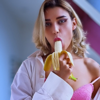 Lapdacer Elena sucks for a cumload