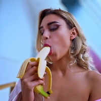 Lapdacer Elena sucks for a cumload