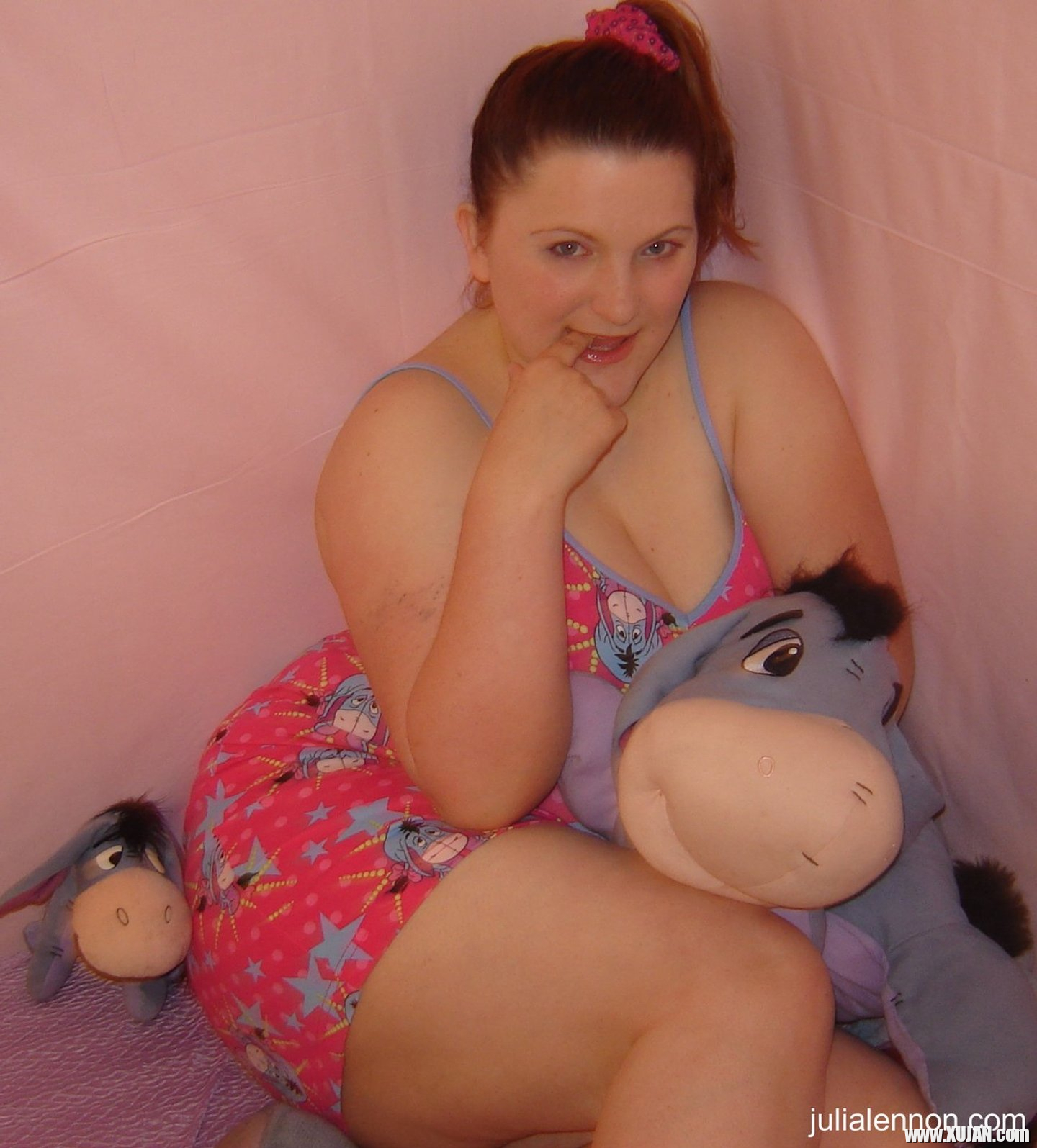 Chubby chick Julia Lennon unveils her curvy body - Photo #3352237