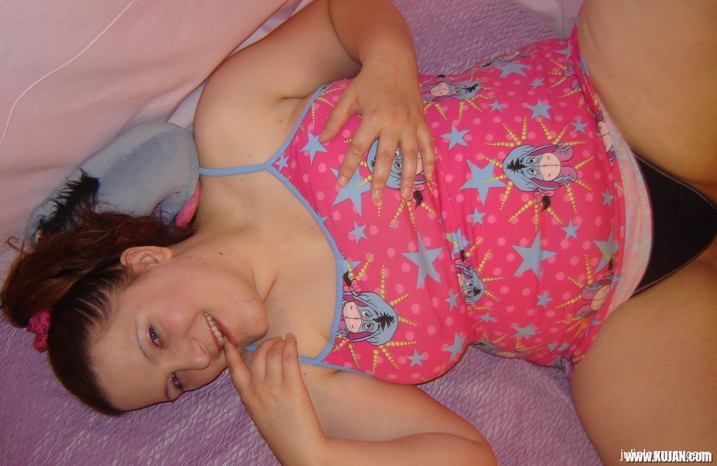 Chubby chick Julia Lennon unveils her curvy body - Photo #3352238