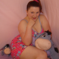 Chubby chick Julia Lennon unveils her curvy body