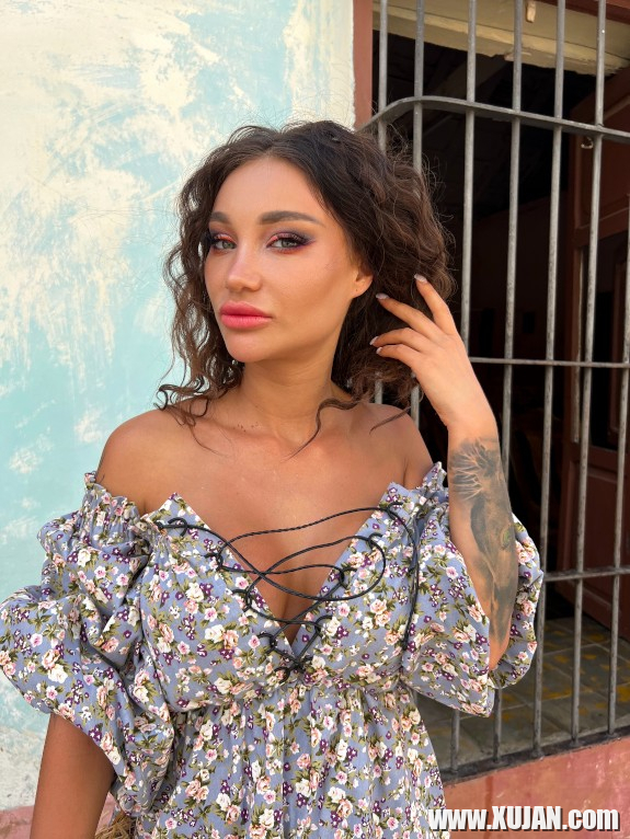 Monika Foqsy tsaghkayin sarafanov ketsvatsq e yndunel poghotsnerum - Photo #3352789