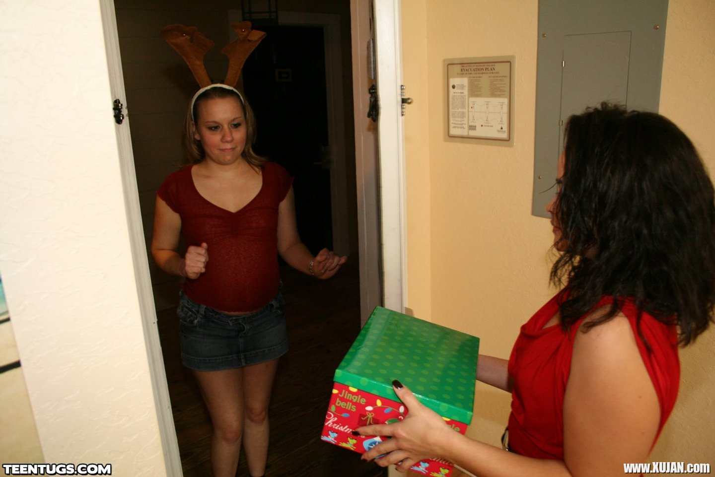 Teen Cock Tugger Michelle Maverick receives a Gift - Photo #3353789