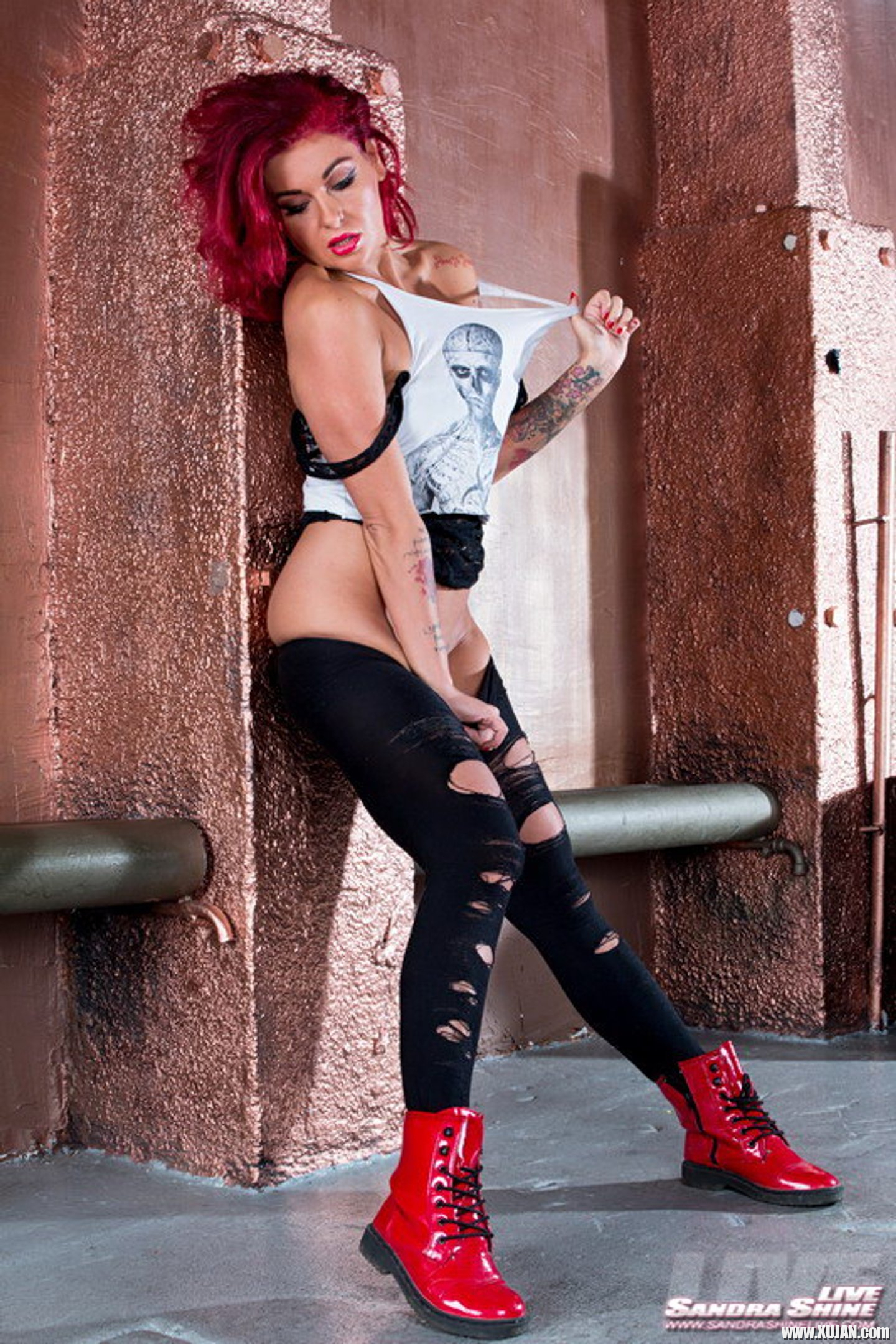 Hottie with Tattoos Becky Stevens rubs her Twat - Photo #3357018
