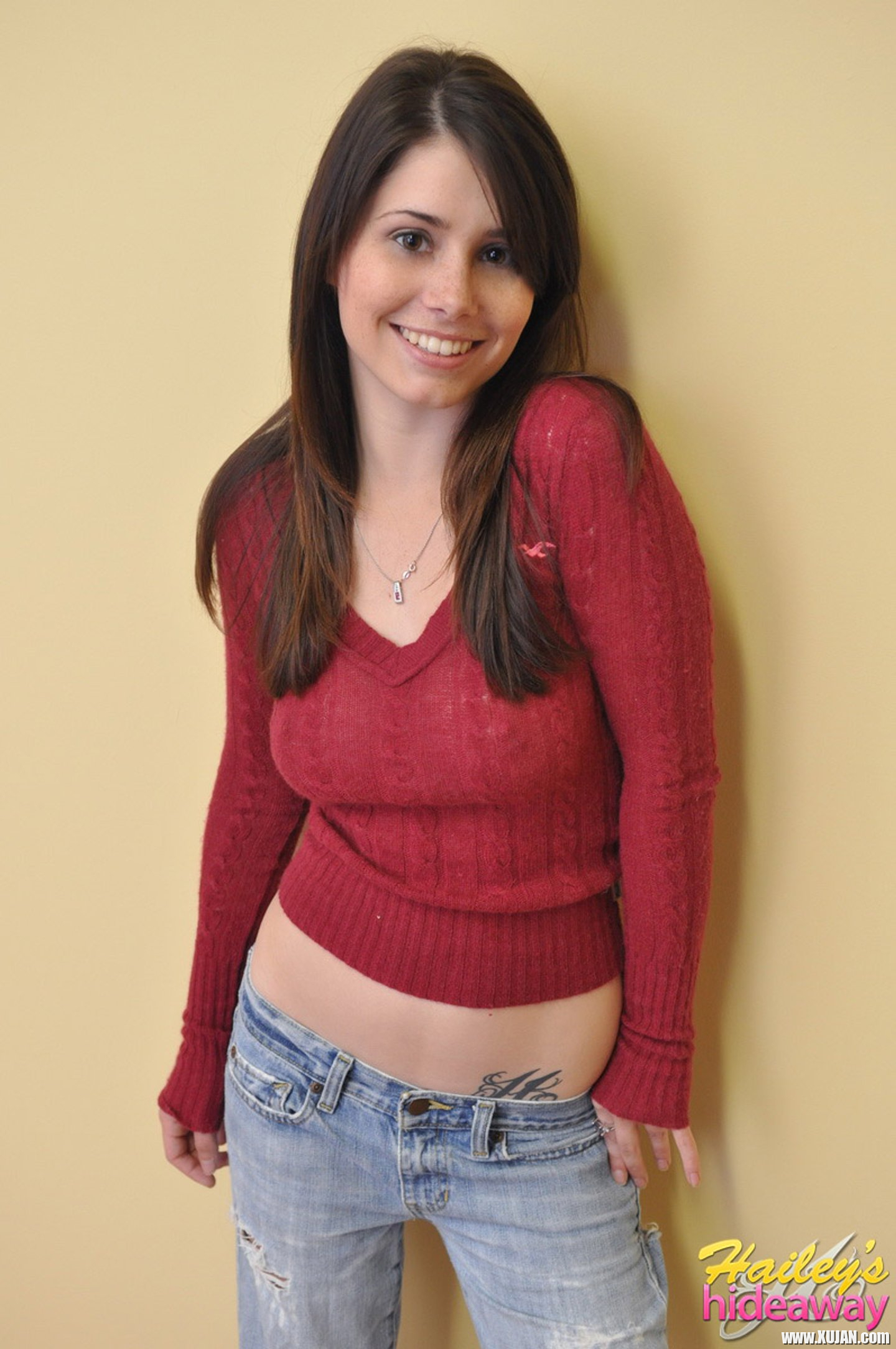 Haileys Hideaway takes off Shirt and shows her Boobs - Photo #3361637