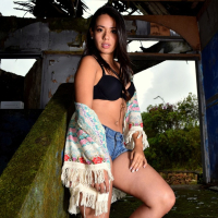 Melanie Lover enjoys showing sexy Body on Camera