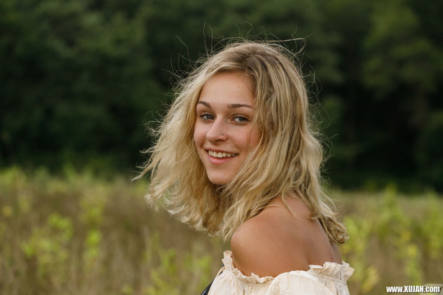 Blonde Jezebel Madd with hot ass posing naked during hiking - Photo #3362711