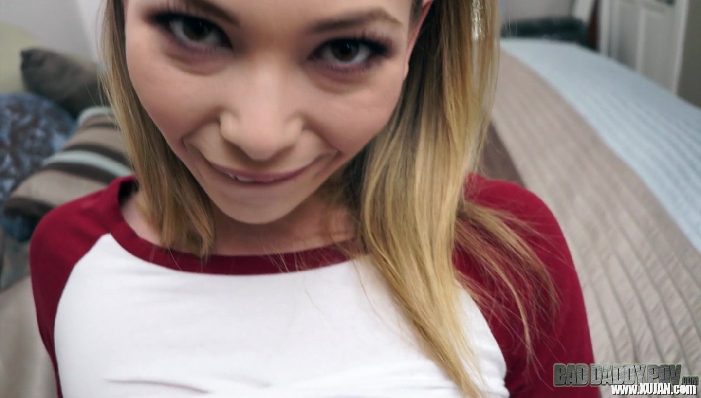 Tiny Angel Smalls slides a huge Dong in her Cunt - Photo #3363329