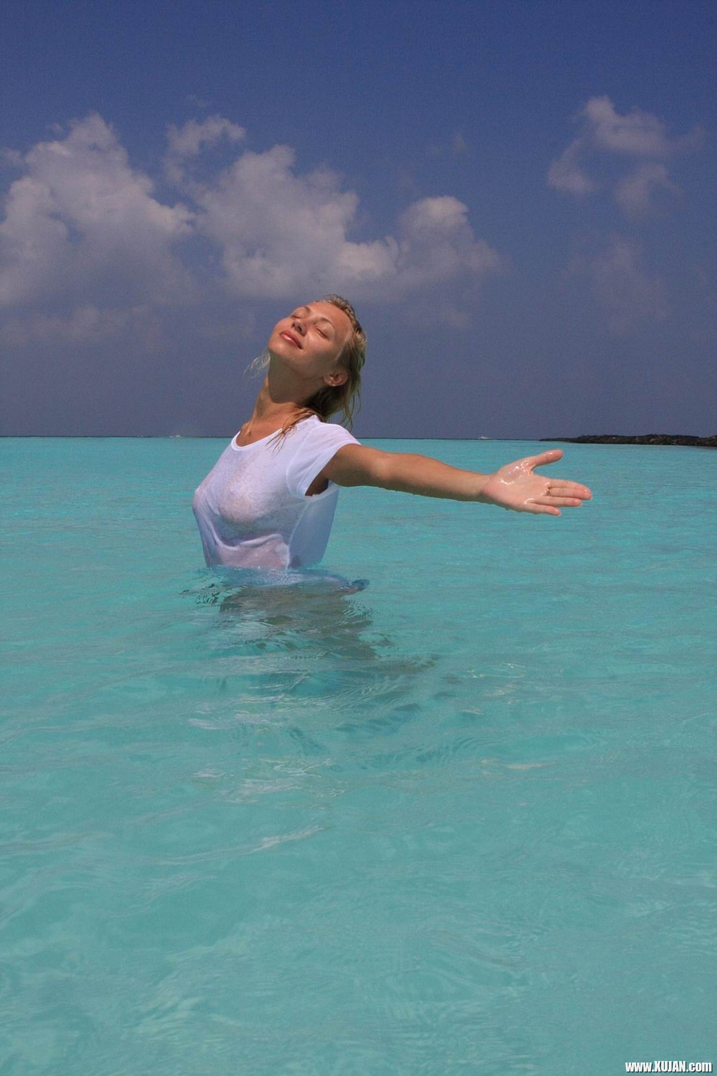 Girl on Vacation showing her Boobs in the Bahamas - Photo #3378795