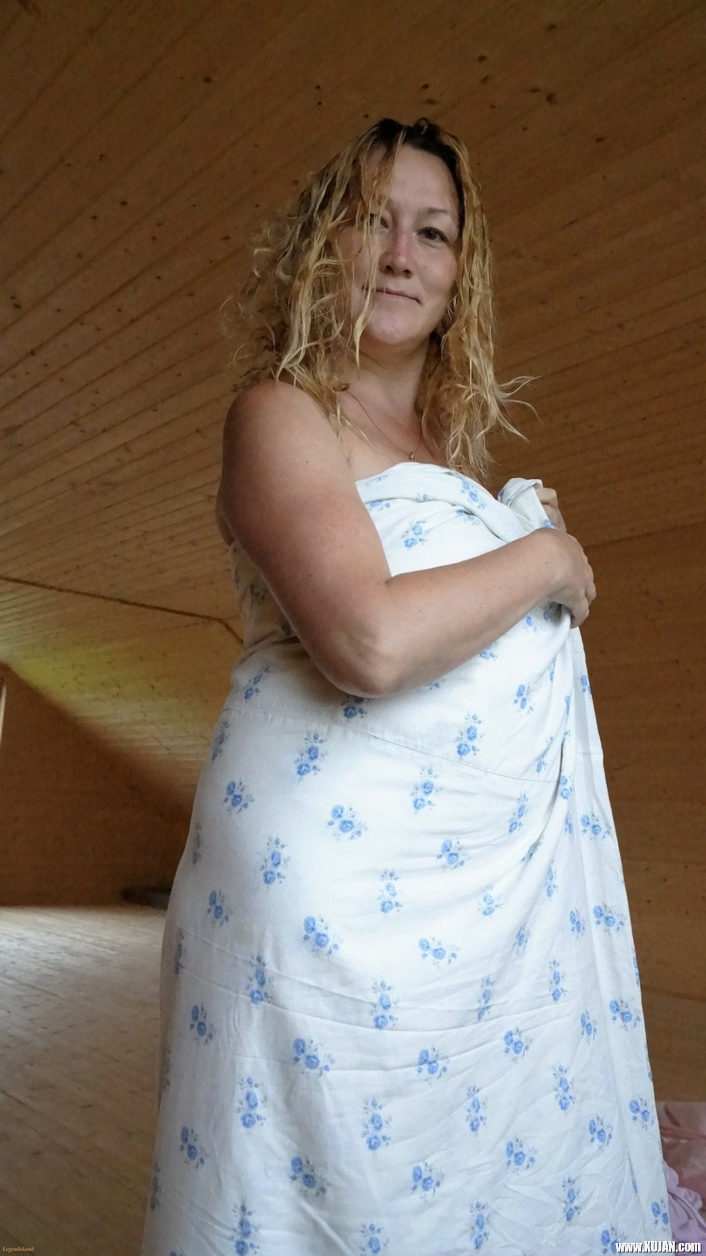 Sexy babe Lady La Perle covers herself with a sheet while posing - Photo #3386247