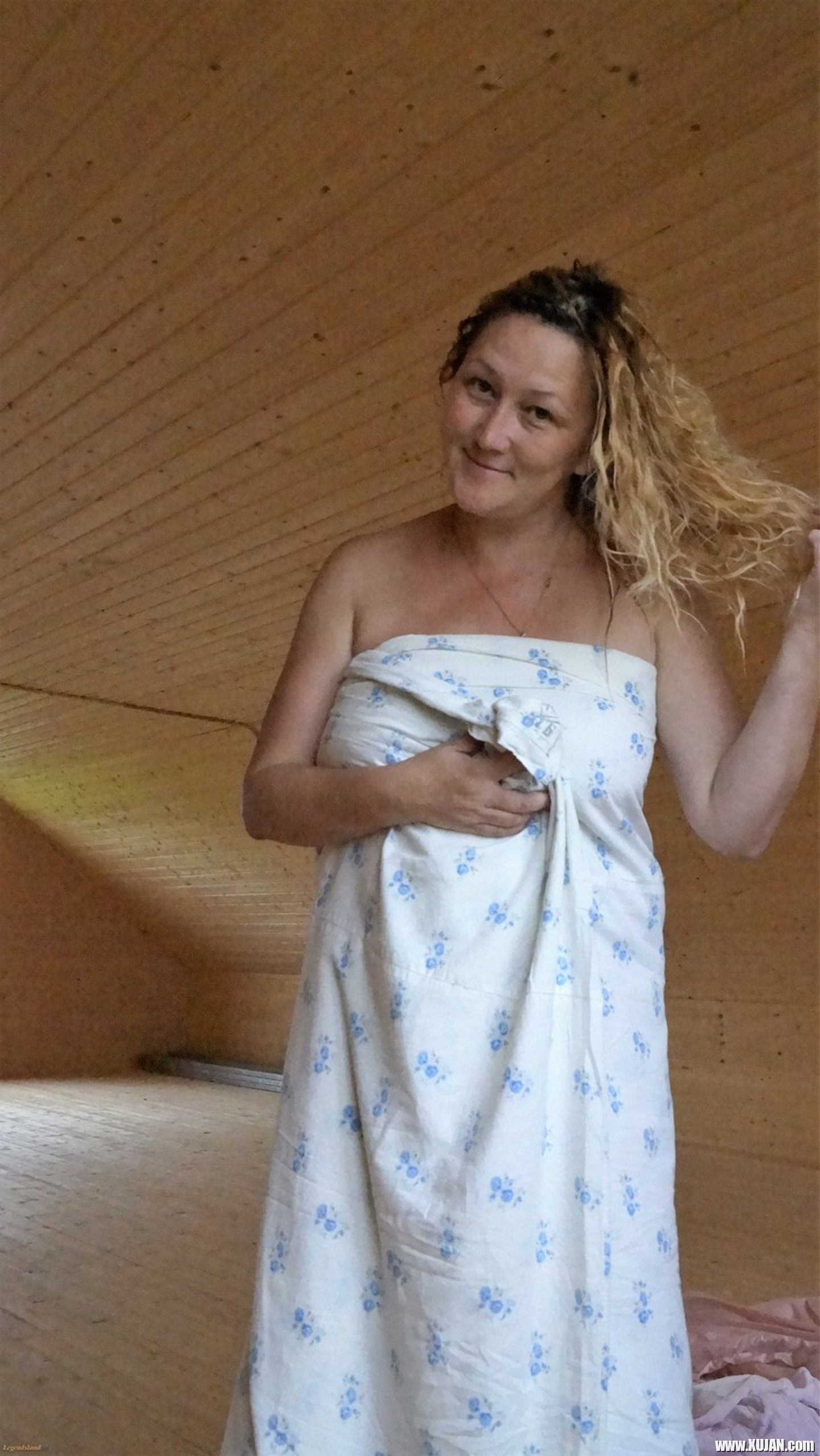 Sexy babe Lady La Perle covers herself with a sheet while posing - Photo #3386248