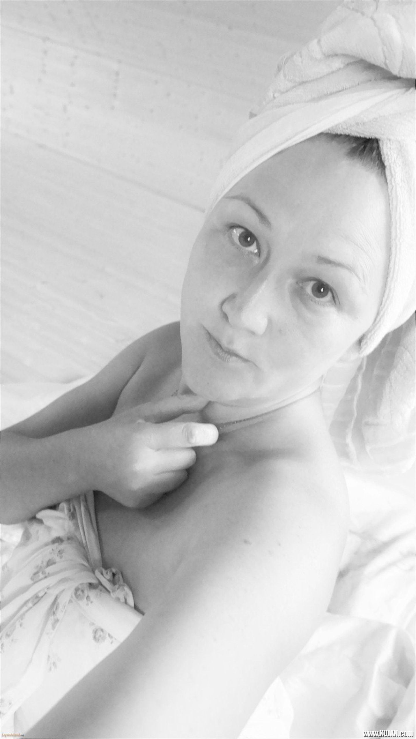 Sexy babe Lady La Perle covers herself with a sheet while posing - Photo #3386251