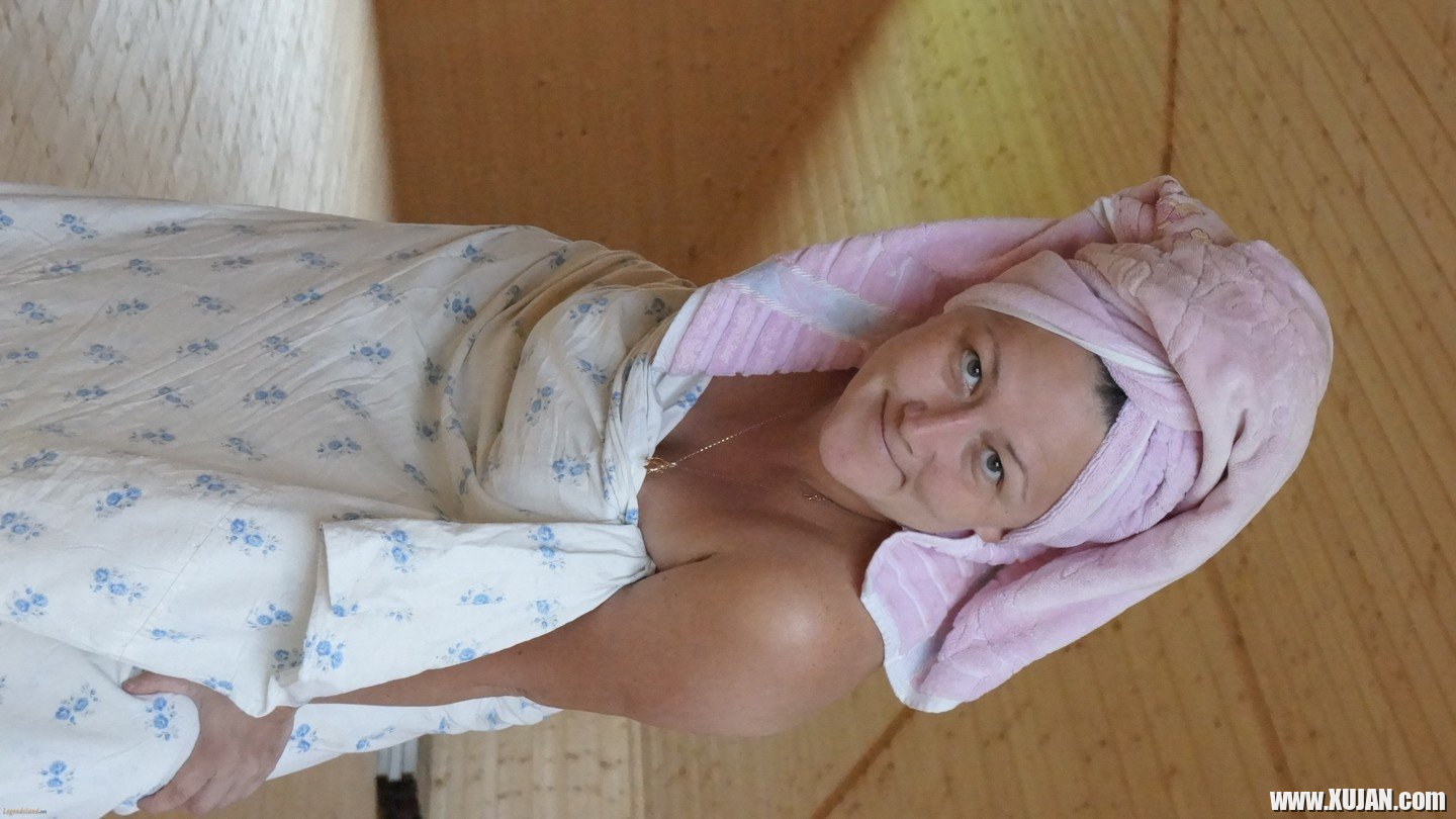 Sexy babe Lady La Perle covers herself with a sheet while posing - Photo #3386252