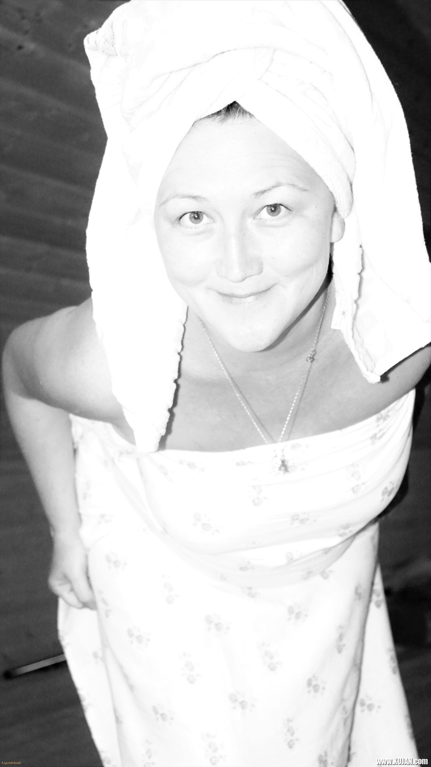 Sexy babe Lady La Perle covers herself with a sheet while posing - Photo #3386257