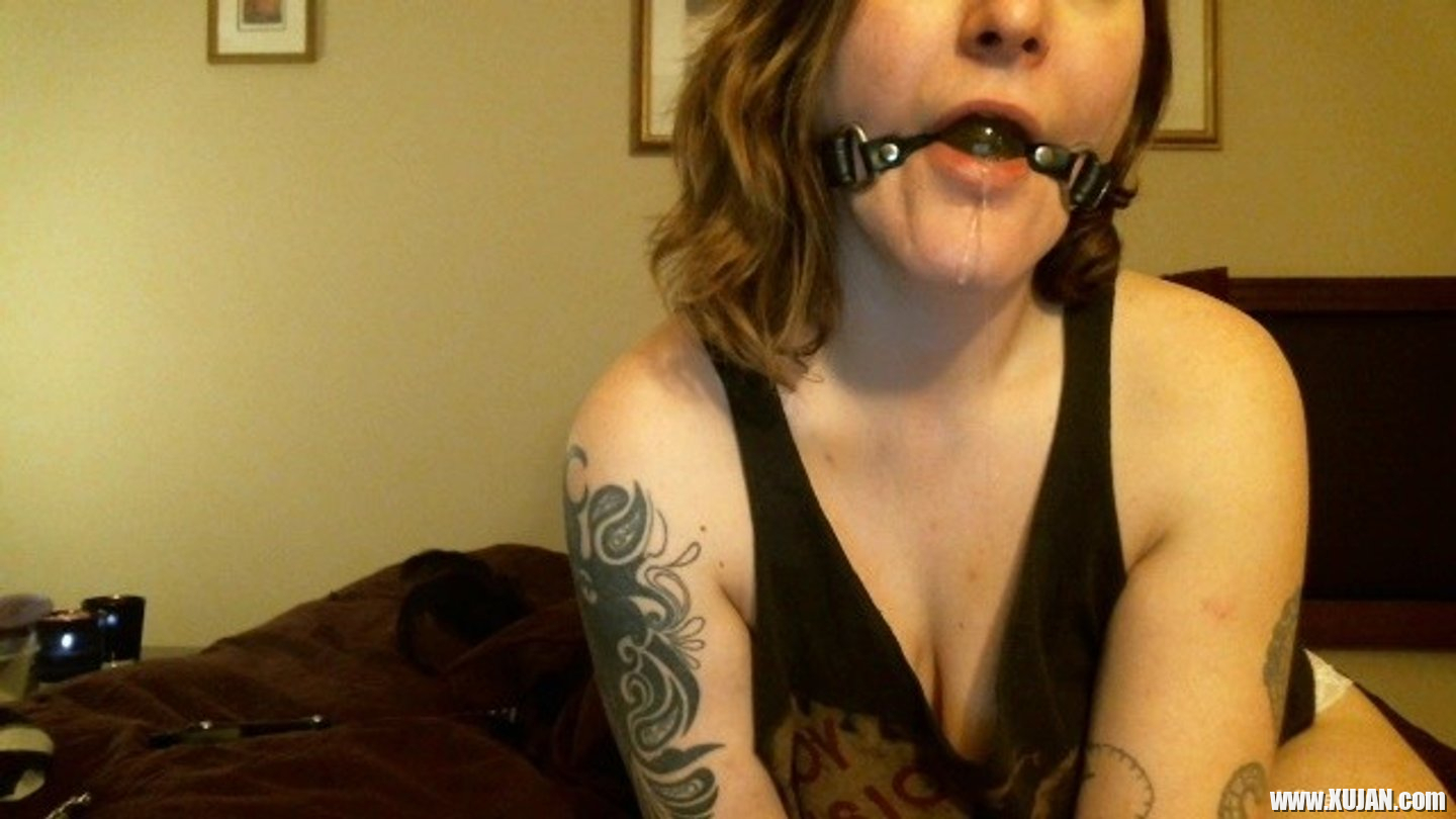 Amazing girl Julia Lennon strips and unveils her nice tits - Photo #3386643