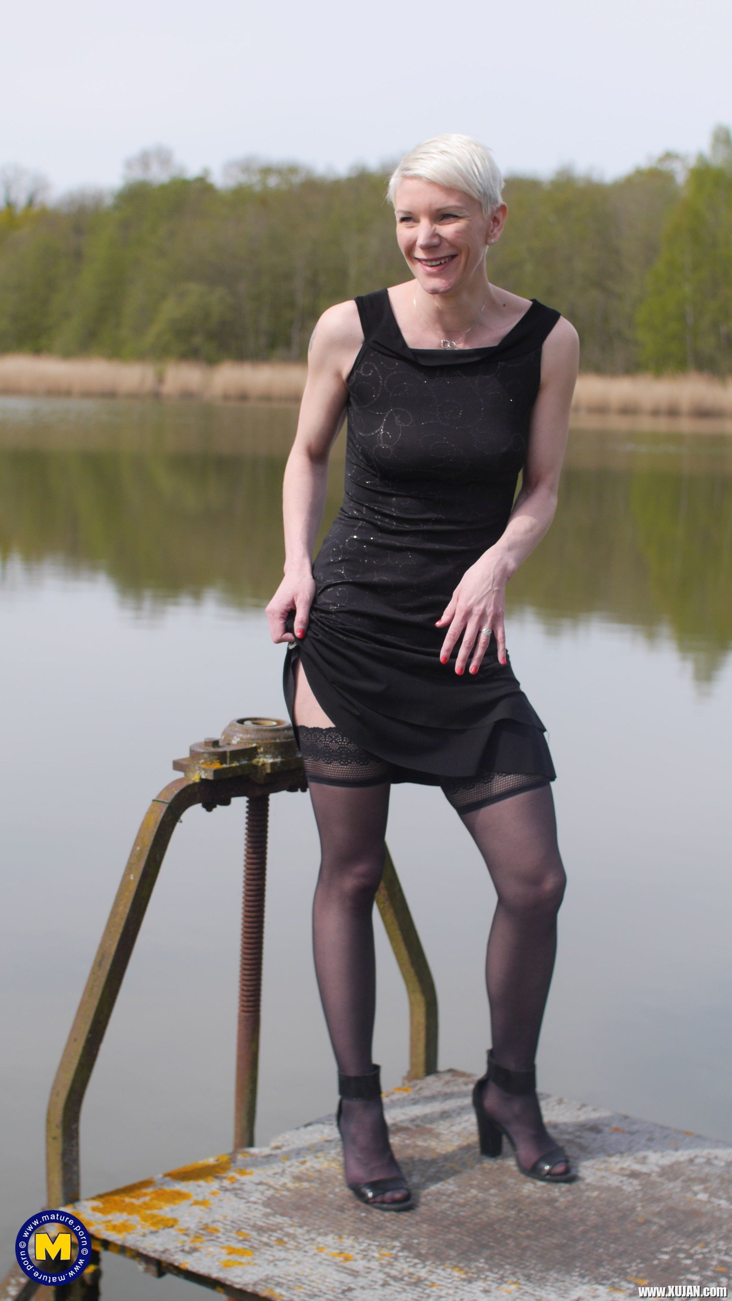 Outdoors solo session with hot ass blonde mature Mia Wallace - Photo #3390285