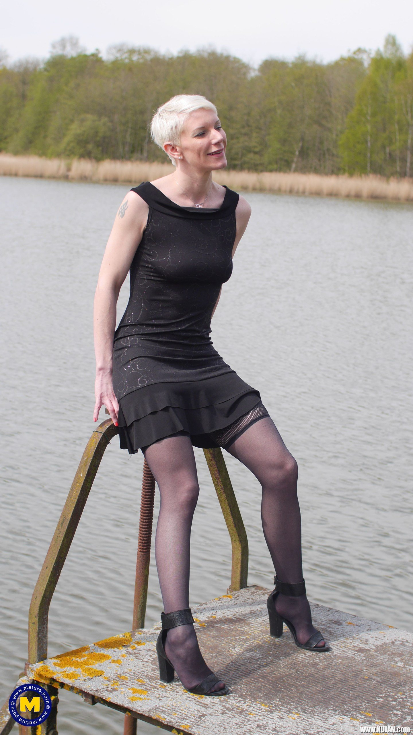 Outdoors solo session with hot ass blonde mature Mia Wallace - Photo #3390289