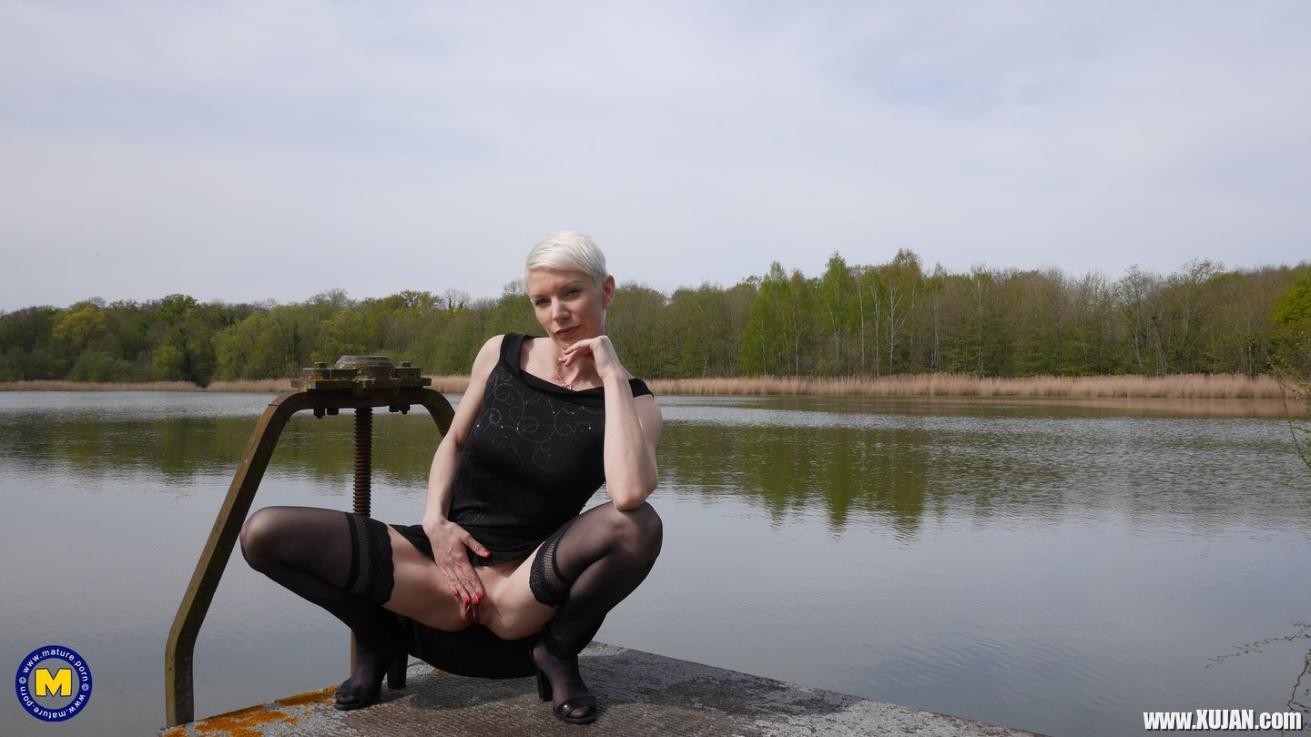 Outdoors solo session with hot ass blonde mature Mia Wallace - Photo #3390291