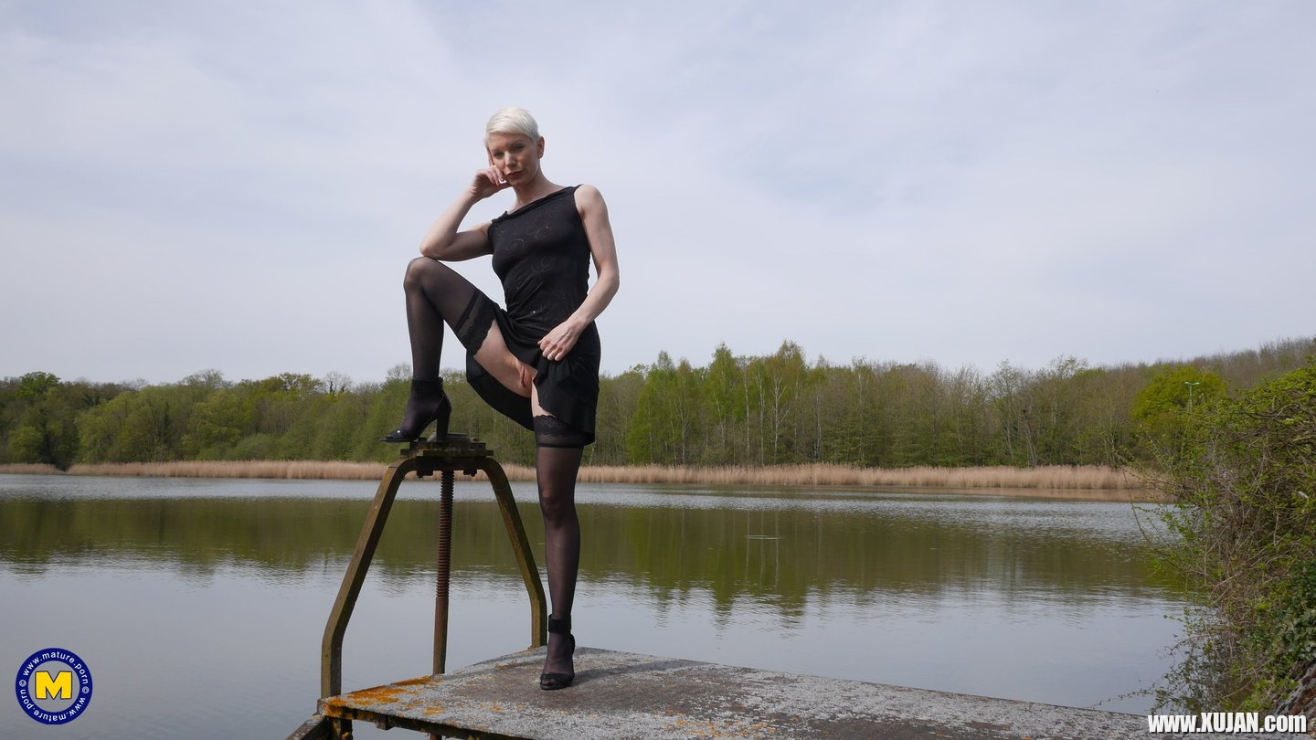 Outdoors solo session with hot ass blonde mature Mia Wallace - Photo #3390292
