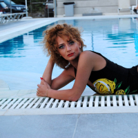 Sarra Foxx displays beautiful Figure by the Pool