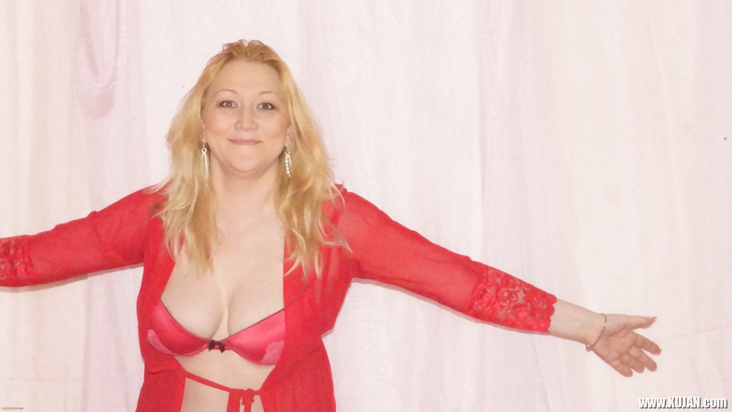 Sexy chick Lady La Perle showing her big tits in red bra - Photo #3393319