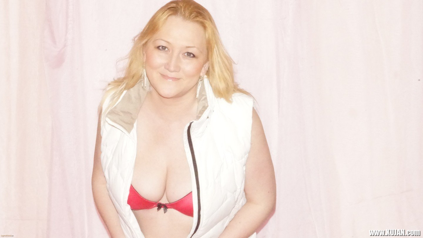 Sexy chick Lady La Perle showing her big tits in red bra - Photo #3393322