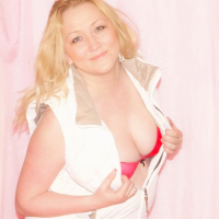 Sexy chick Lady La Perle showing her big tits in red bra