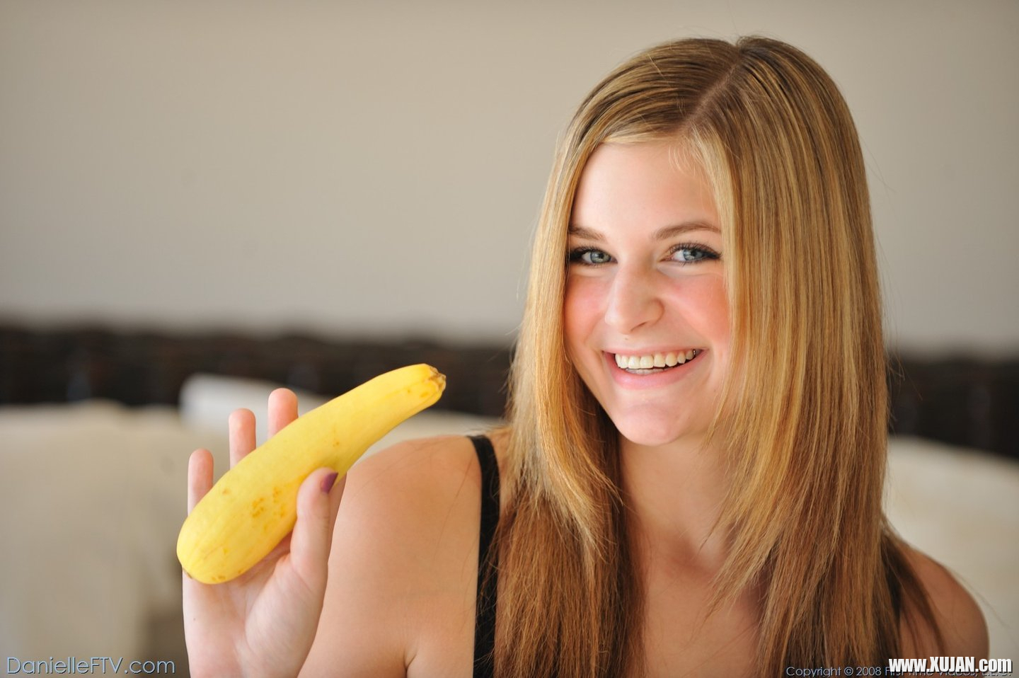 Danielle FTV plays with a Courgette in her Pussy - Photo #3399571